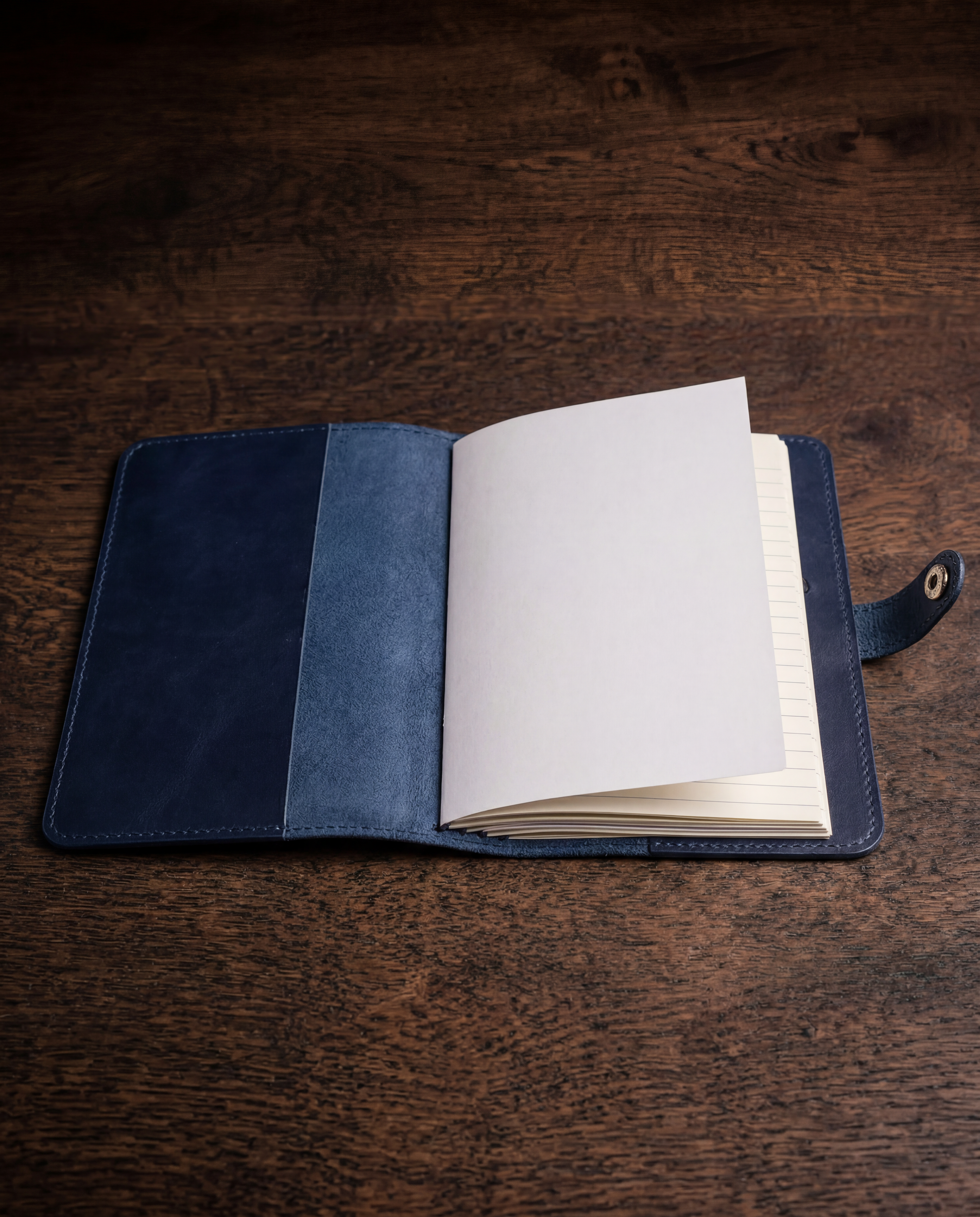 Caderno aberto sobre mesa de estudo.